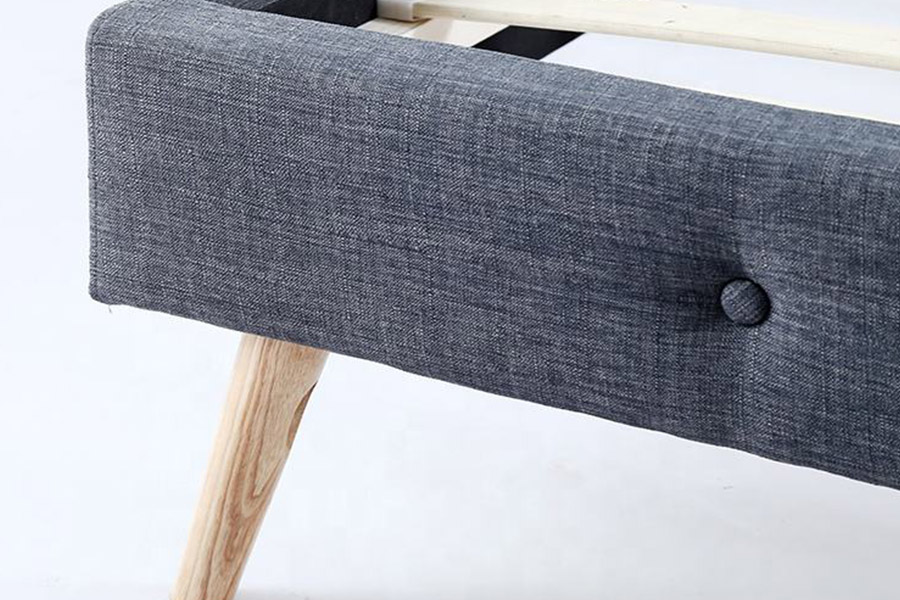 1368 Snygg skandinavisk design klädd säng