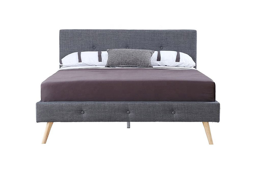 1368 Snygg skandinavisk design klädd säng