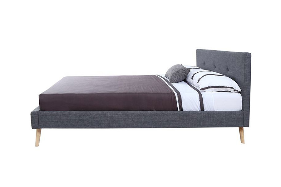 1368 Snygg skandinavisk design klädd säng