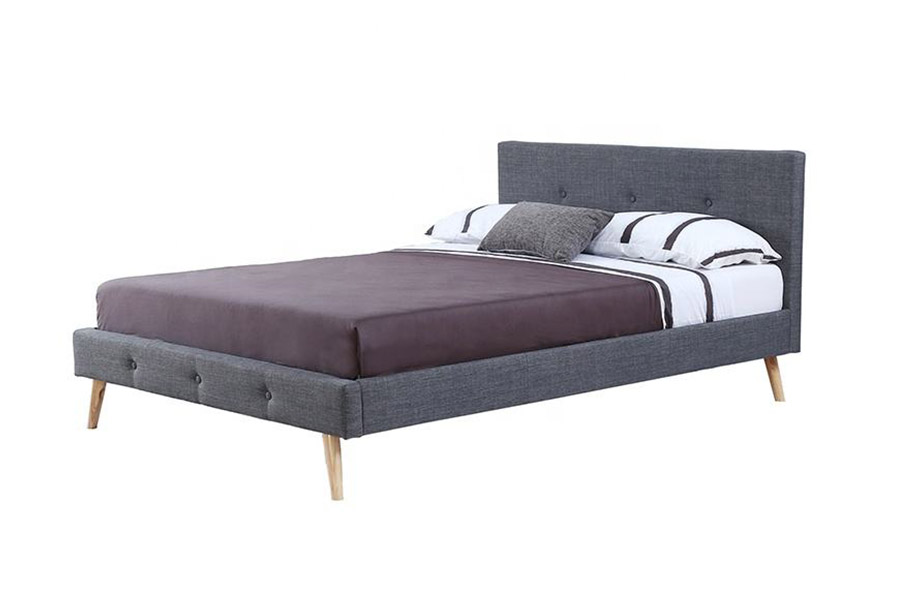 1368 Snygg skandinavisk design klädd säng