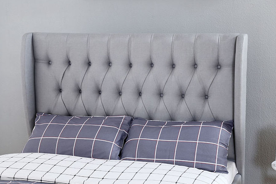 1310G hög sänggavel Wingback grått tyg knapp-detalj förvaringssängram